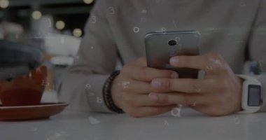 Ödeme terminalini kullanan insanların ağ güvenliği asma kilidinin canlandırılması. küresel iletişim ve veri güvenliği konsepti dijital olarak oluşturulmuş video.