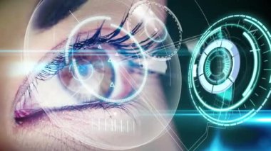 Dijital arayüzün kadının gözlerinde canlandırılması. küresel bağlantılar, iş dünyası, dijital arayüz, teknoloji ve ağ konsepti dijital olarak oluşturulmuş video.