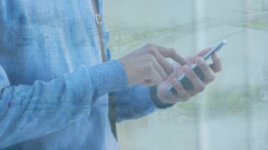 Şehir manzarası üzerinde akıllı telefon kullanan bir adamın animasyonu. küresel iletişim, teknoloji, dijital arayüz ve bağlantılar konsepti dijital olarak oluşturulmuş video.