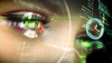 Dijital arayüzün ve kadının gözlerindeki saatin animasyonu. küresel bağlantılar, iş dünyası, dijital arayüz, teknoloji ve ağ konsepti dijital olarak oluşturulmuş video.