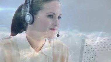 Telefon kulaklığı kullanarak iş kadını üzerinden bağlantı ağının animasyonu. küresel bağlantılar, iş dünyası, dijital arayüz, teknoloji ve ağ konsepti dijital olarak oluşturulmuş video.