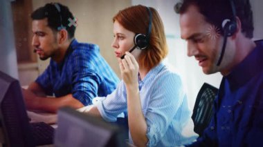 Kulaklık takan ofis çalışanlarının veri işleme animasyonu. küresel iletişim veri teknolojisi ve dijital güvenlik arayüzü kavramı.