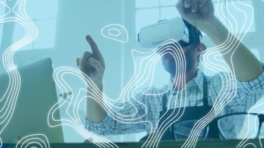 VR kulaklık takan ve masada oturan adamın üzerinde hareket eden hatların animasyonu. küresel iletişim ve dijital arayüz teknolojisi kavramı, dijital olarak oluşturulmuş video.