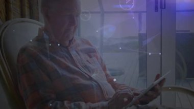 Tablet kullanan insanın üzerindeki simgelerle bağlantı ağlarının animasyonu. küresel teknoloji, dijital arayüz ve bağlantılar konsepti dijital olarak oluşturulmuş video.