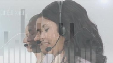 Telefon kulaklığı kullanan iş adamlarının istatistiklerinin animasyonu. küresel bağlantılar, iş dünyası, dijital arayüz, teknoloji ve ağ konsepti dijital olarak oluşturulmuş video.