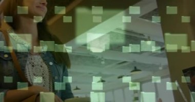 Ödeme terminalini kullanan insanların ağ güvenliği asma kilidinin canlandırılması. küresel iletişim ve veri güvenliği konsepti dijital olarak oluşturulmuş video.