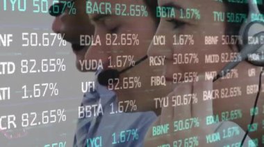 Telefon kulaklığı kullanarak iş adamlarından veri işleme animasyonu. küresel bağlantılar, iş dünyası, dijital arayüz, teknoloji ve ağ konsepti dijital olarak oluşturulmuş video.