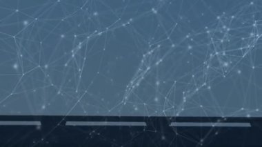 Mavi arka plandaki yoldaki arabalarla bağlantı ağının animasyonu. küresel bağlantılar, dijital arayüz, teknoloji ve ağ konsepti dijital olarak oluşturulmuş video.