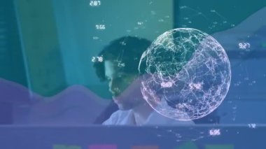 Bilgisayar kullanarak dünyanın iş adamının üzerindeki animasyonu. küresel bağlantılar, iş dünyası, dijital arayüz, teknoloji ve ağ konsepti dijital olarak oluşturulmuş video.