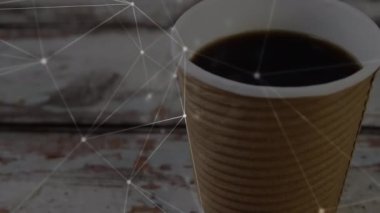 Bir fincan kahve eşliğinde bağlantı ağının animasyonu. küresel bağlantılar, dijital arayüz, teknoloji ve ağ konsepti dijital olarak oluşturulmuş video.