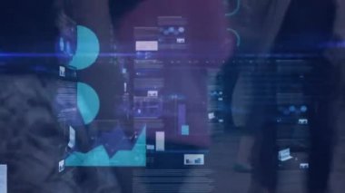 Yoğun şehir caddesinde istatistik ve veri işleme animasyonu. global spor, dijital arayüz, teknoloji ve ağ konsepti dijital olarak oluşturulmuş video.