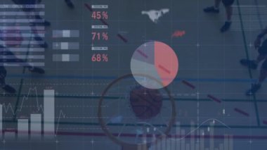 Basketbolcularla ilgili veri işleme ve istatistiklerin animasyonu. global sporlar, iş dünyası, dijital arayüz, teknoloji ve ağ konsepti dijital olarak oluşturulmuş video.