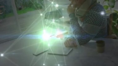 Akıllı telefon kullanan insanların üzerindeki simgelerle bağlantı ağlarının animasyonu. küresel teknoloji, dijital arayüz ve bağlantılar konsepti dijital olarak oluşturulmuş video.