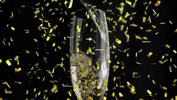 Animation Von Goldenem Konfetti Das Über Ein Glas Champagner Auf — Stockvideo