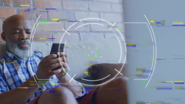 Animação Interface Digital Sobre Homem Sênior Usando Smartphone Conexões Globais — Vídeo de Stock