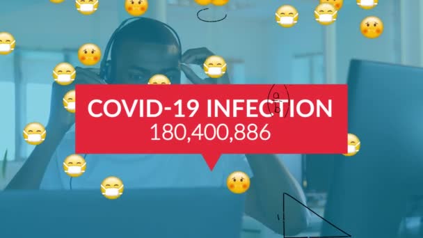 オフィス上の顔のマスクを持つ複数の病気の絵文字上のCovid 19データ処理のアニメーション 世界中で流行している19の概念をデジタルで — ストック動画
