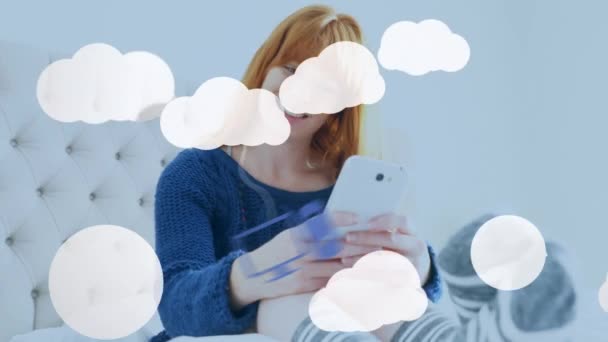 Animatie Van Wolken Digitale Pictogrammen Vrouw Met Behulp Van Smartphone — Stockvideo