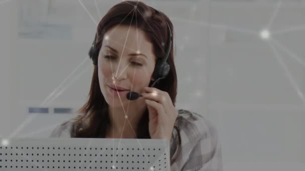 Telefon Kulaklığı Kullanarak Kadını Üzerinden Bağlantı Ağlarının Animasyonu Küresel Bağlantılar — Stok video