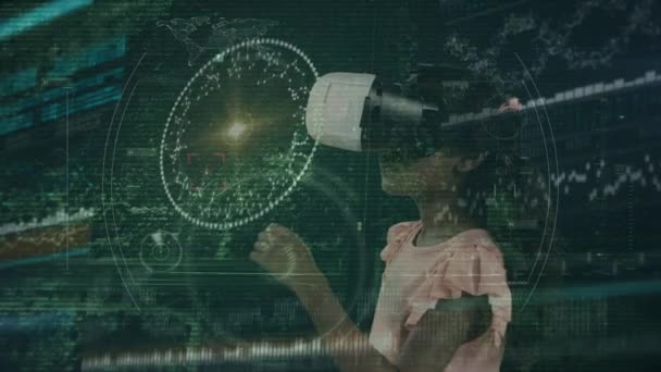 Анімація Обробки Даних Людського Мозку Над Жінкою Гарнітурі Глобальні Єднання — стокове відео