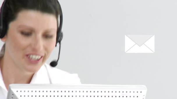 Animación Iconos Digitales Sobre Mujer Negocios Usando Auriculares Telefónicos Comunicación — Vídeo de stock