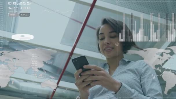 Interface Digital Com Processamento Dados Contra Empresária Caucasiana Usando Smartphone — Vídeo de Stock