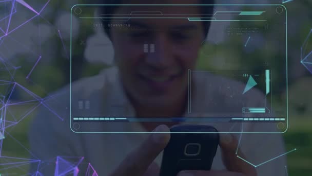 Digitalt Gränssnitt Med Databehandling Mot Asiatisk Man Som Använder Smartphone — Stockvideo