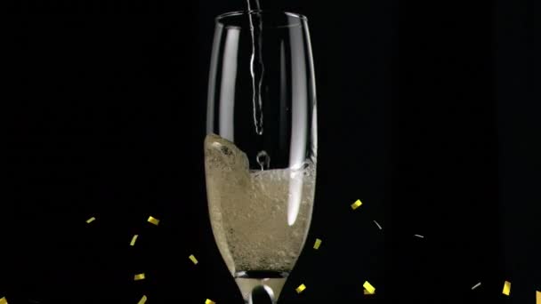 Animation Guld Konfetti Faller Över Glas Champagne Svart Bakgrund Fest — Stockvideo