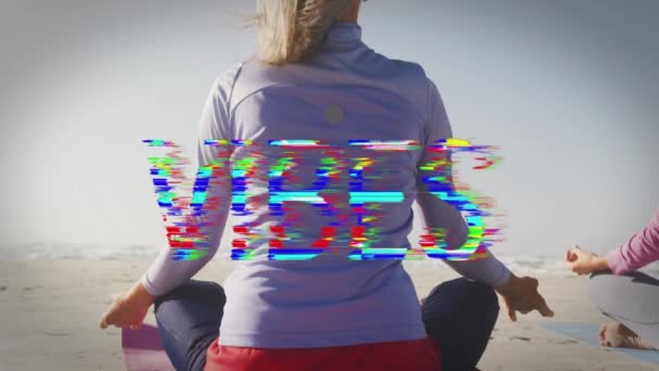 Animación Vibraciones Textuales Blanco Con Círculo Sobre Mujer Meditando Playa — Vídeo de stock