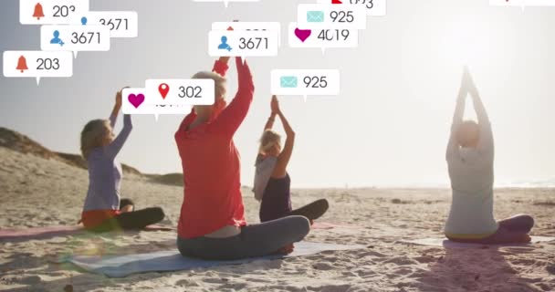 Animering Sociala Medier Notifikationer Över Kvinnor Som Gör Yoga Stranden — Stockvideo