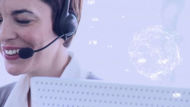 Animace Glóbu Sítí Připojení Přes Businesswoman Pomocí Sluchátek Telefonu Globální — Stock video
