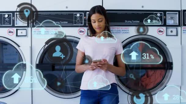 Магазине Laundromat Помощью Смартфона Набросилась Африканскую Женщину Глобальная Концепция Сетевых — стоковое видео