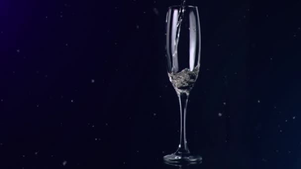 Animation Taches Blanches Flottant Sur Verre Champagne Sur Fond Noir — Video