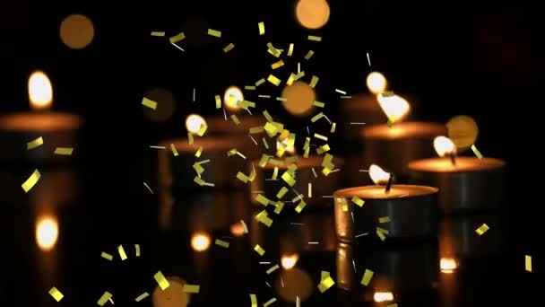 Animace Zlatých Konfet Padajících Přes Zapálené Čajové Svíčky Světly Bokeh — Stock video