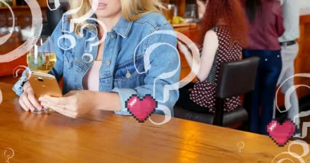 多个问号和心形图标漂浮在酒吧里与使用智能手机的高加索女人对着干 社交媒体网络和商业技术概念 — 图库视频影像