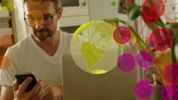 Réseau Icônes Numériques Globe Contre Homme Caucasien Utilisant Smartphone Maison — Video