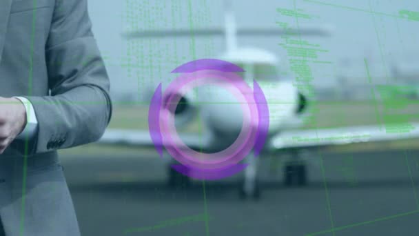 飛行機の横にスマートフォンを使用してビジネスマン以上の回転紫色の形状とデータのアニメーション 世界的なビジネスコミュニケーションとデータネットワークの概念デジタル生成されたビデオ — ストック動画