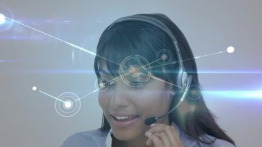 Telefon kulaklığı kullanarak iş kadını üzerinden bağlantı ağlarının animasyonu. küresel bağlantılar, iş dünyası, dijital arayüz, teknoloji ve ağ konsepti dijital olarak oluşturulmuş video.