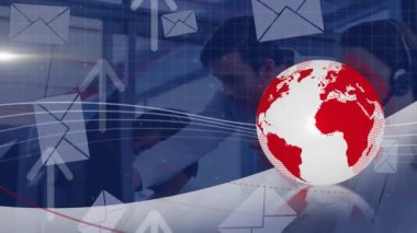 Telefon kulaklığı kullanan iş adamlarının üzerinde dünyanın animasyonu. küresel bağlantılar, iş dünyası, dijital arayüz, teknoloji ve ağ konsepti dijital olarak oluşturulmuş video.