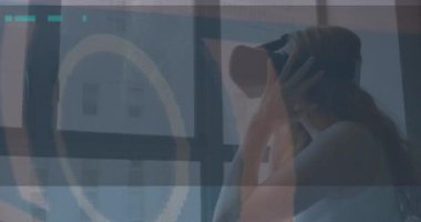 VR kulaklık kullanan kadın ve arızalı mikroskop taraması. küresel veri işleme, iletişim, dijital arayüz, teknoloji ve ağ konsepti dijital olarak oluşturulmuş video.