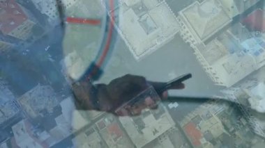 Şehir manzarası üzerinde akıllı telefon kullanan bir adamın animasyonu. küresel iletişim, teknoloji, dijital arayüz ve bağlantılar konsepti dijital olarak oluşturulmuş video.