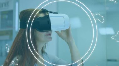 Beyaz daire ve hatların animasyonu, VR kulaklık ve mavi ışık takan kadının üzerinde hareket ediyor. küresel iletişim ve dijital arayüz teknolojisi kavramı, dijital olarak oluşturulmuş video.