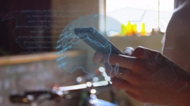 Akıllı telefon kullanan kadın üzerindeki bağlantıları olan dünyanın animasyonu. küresel bağlantılar, teknoloji, veri işleme ve iletişim arayüzü kavramı dijital olarak oluşturulmuş video