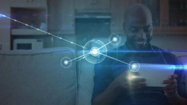 Akıllı telefon kullanan insanların üzerindeki simgelerle bağlantı ağlarının animasyonu. küresel teknoloji, dijital arayüz ve bağlantılar konsepti dijital olarak oluşturulmuş video.