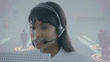 Telefon kulaklığı kullanarak iş kadınlarının üzerindeki simgelerle bağlantı ağlarının animasyonu. küresel bağlantılar, iş dünyası, dijital arayüz, teknoloji ve ağ konsepti dijital olarak oluşturulmuş video.