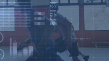 Basketbolcularla ilgili veri işleme ve istatistiklerin animasyonu. global sporlar, iş dünyası, dijital arayüz, teknoloji ve ağ konsepti dijital olarak oluşturulmuş video.