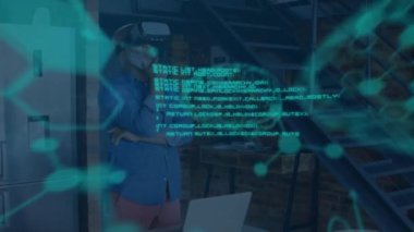 Çevrimiçi güvenlik asma kilidi üzerinden veri işleme animasyonu ve video kulaklık takan adam. küresel bağlantılar, dijital arayüz, teknoloji ve ağ konsepti dijital olarak oluşturulmuş video.