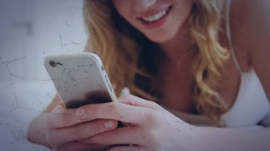 Akıllı telefon kullanan kadın üzerindeki bağlantı ağlarının animasyonu. küresel iletişim, teknoloji, sosyal medya ve dijital arayüz konsepti dijital olarak oluşturulmuş video.