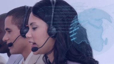 Telefon kulaklığı kullanan iş adamlarıyla bağlantıları olan dünyanın animasyonu. küresel bağlantılar, iş dünyası, dijital arayüz, teknoloji ve ağ konsepti dijital olarak oluşturulmuş video.