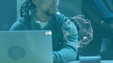 Bilgisayar kullanarak iş adamının masasındaki bağlantı ağının animasyonu. küresel iş iletişimi ve veri ağı konsepti, dijital olarak oluşturulmuş video.
