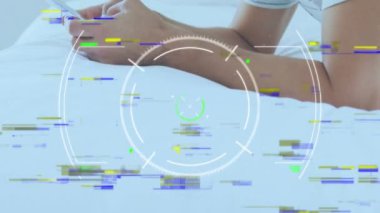 Akıllı telefon kullanan adamı tarayan bir animasyon. küresel bağlantılar, dijital arayüz, teknoloji ve ağ konsepti dijital olarak oluşturulmuş video.